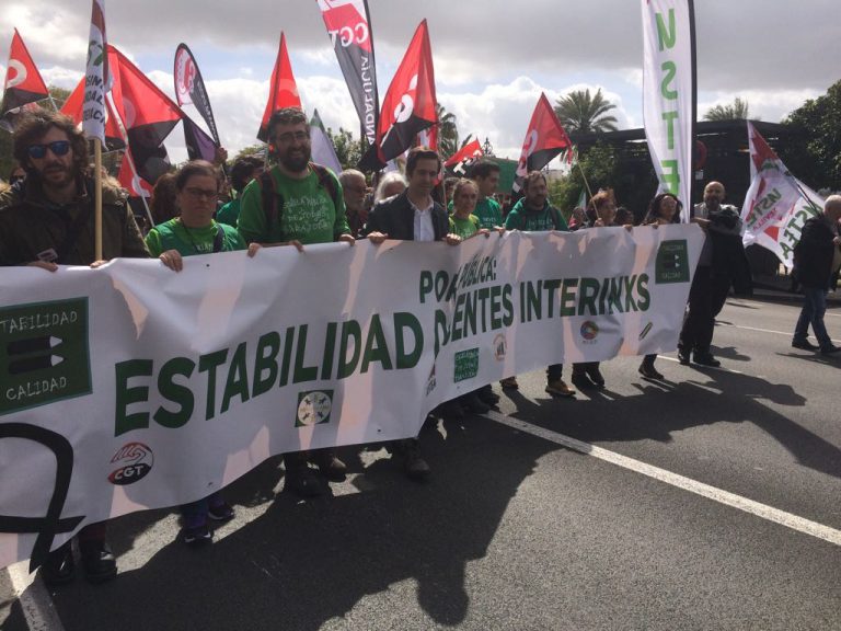 Gran apoyo a la huelga y manifestación del profesorado andaluz en Sevilla por la estabilidad del profesorado interino.
