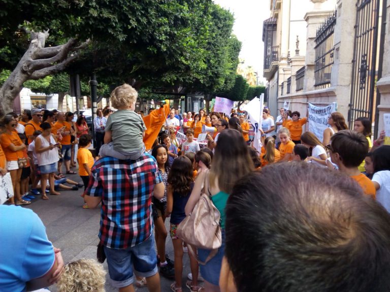 CGT apoya la concentración de casi 300 personas que reclaman la gestión de los comedores para las Ampas en Almería