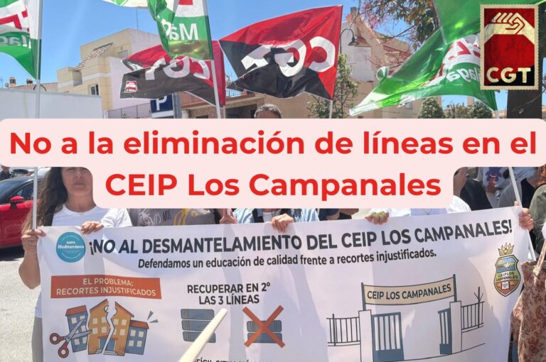 Madres y padres del CEIP Los Campanales protestando en la puerta del centro contra el recorte de unidades educativas.