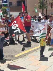 Madres y padres del CEIP Los Campanales protestando en la puerta del centro contra el recorte de unidades educativas.
